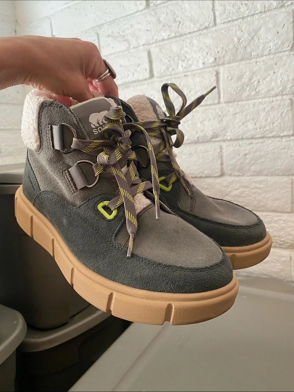 🌼 Sorel Womens Olive Green Sherpa-Collar Lace-Up Boots with Gum Sole